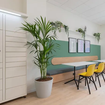 Well-located Campus Near Park Milán