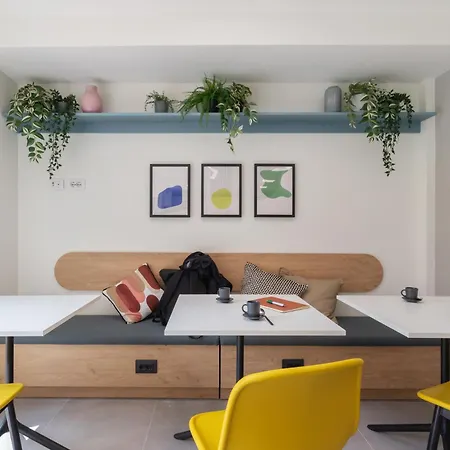 Well-located Campus Near Park Milán