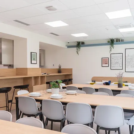 Well-located Campus Near Park Milán