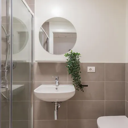 Well-located Campus Near Park Milán