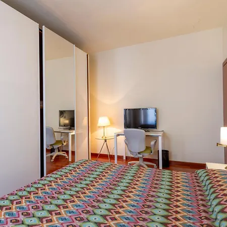 Appartamento Con Due Stanze In Via Oglio Milão