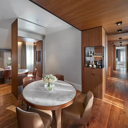 Mandarin Oriental, Hotel