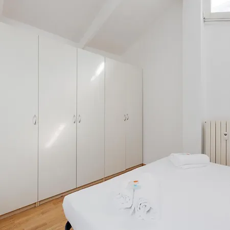 Guesthost - Viale Umbria Bright Апартаменты *