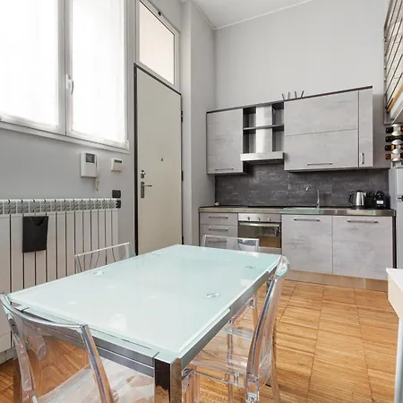 Guesthost - - Gorla M1 Modern Studio!