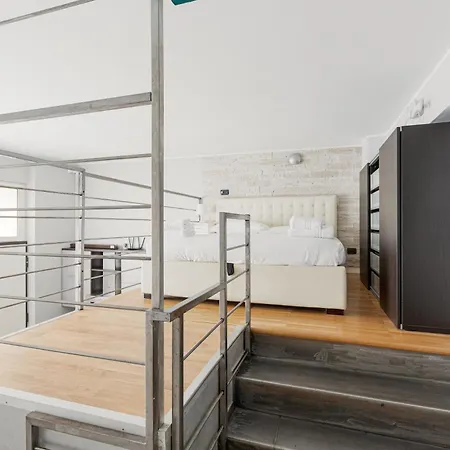 Guesthost - - Gorla M1 Modern Studio!