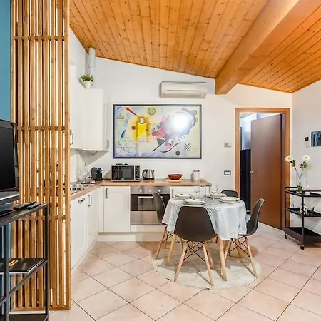 The First - Central Station Milão