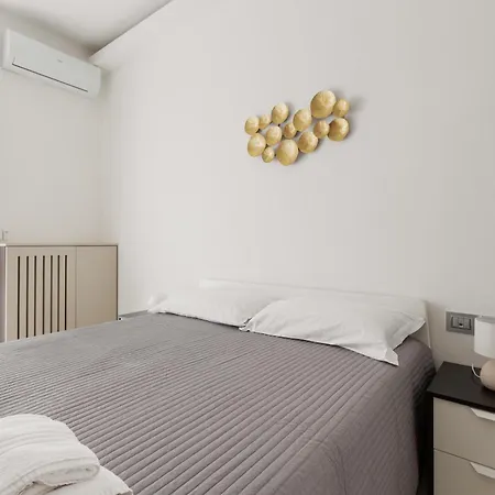 M4 Argonne Balcony Apartment Milan