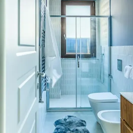 Tres Chic In The Heart Of *