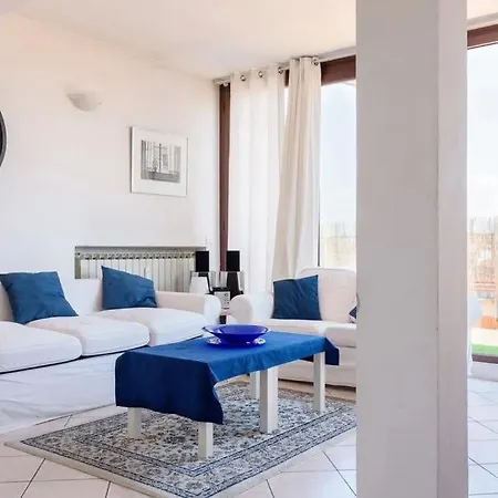 Deluxe Skyline Fantastic View Attic 6-7 Guests, One Bathroom, With Terrace And Pool Near To 2 Metro Lines And Well Connected To Airport And Train Stationand, Easy Parking Nearby * Милан