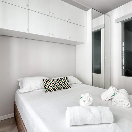 Joivy Modern Centre Flat Apartment