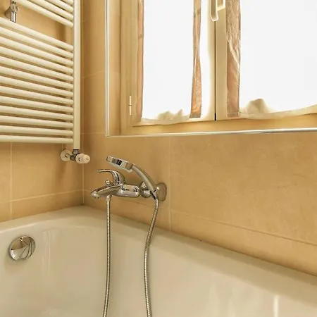 Exclusive & Strategic 2-bedroom Apartment, 50m From M4 Apartment Milan