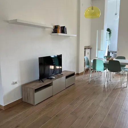 New With Balcony, Isola Bosco Verticale *