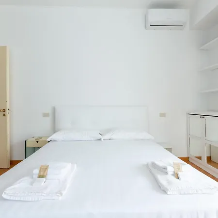 アパート Easytopstay - Lorenteggio Large Flat ミラノ