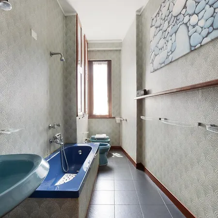 Guesthost - Roomy With Comfort! Metro M4 Linate Апартаменты *