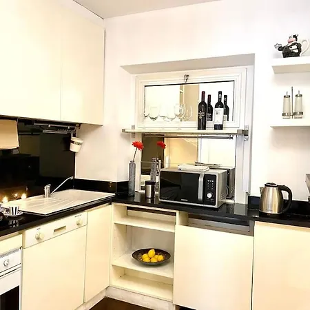 Apartment Duomo Area 2 Bedroom Deluxe Milan