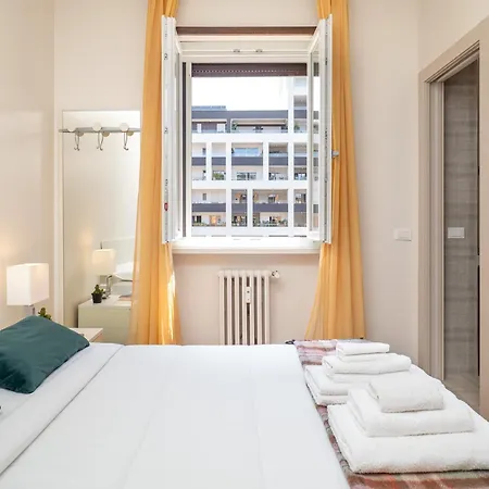 Stylish Flat With Balcony - 15 Min To Duomo Apartment