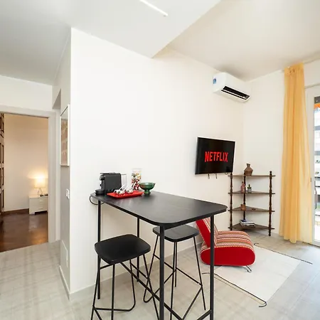 Апартаменты Stylish Flat With Balcony - 15 Min To Duomo