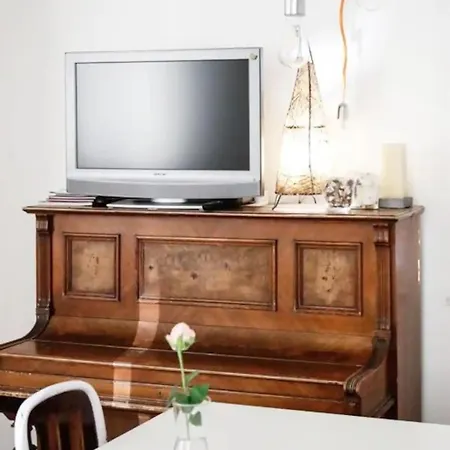 Yr - Station Apartment