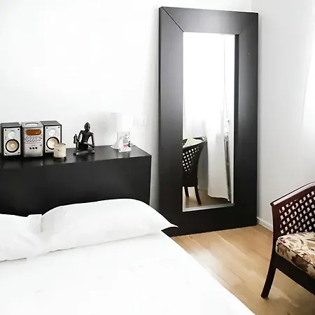 Yr - Station Apartment *