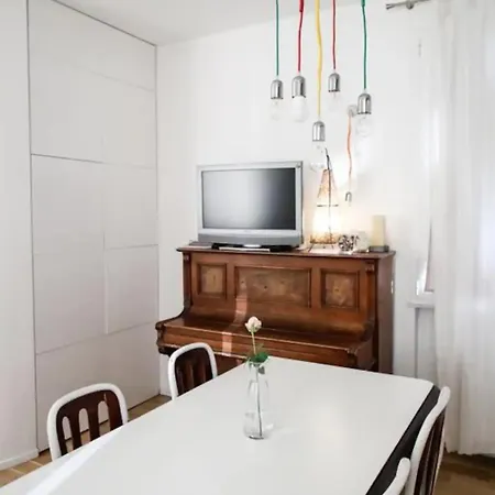 Appartement Yr Station - 5 Min Walk To Metro & Trains Milan
