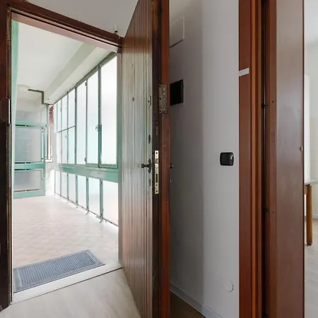 Guesthost - Corso Lodi Modern With Balcony * Milan