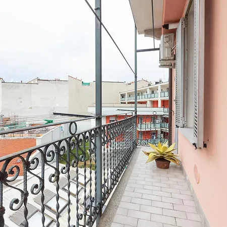 Stylish Studio, Skyline View, Modern Amenities شقة *