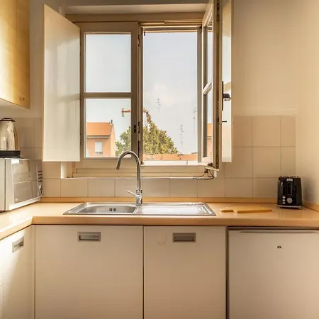 The Rent - Beautiful With Balcony In Porta Romana Lejlighed