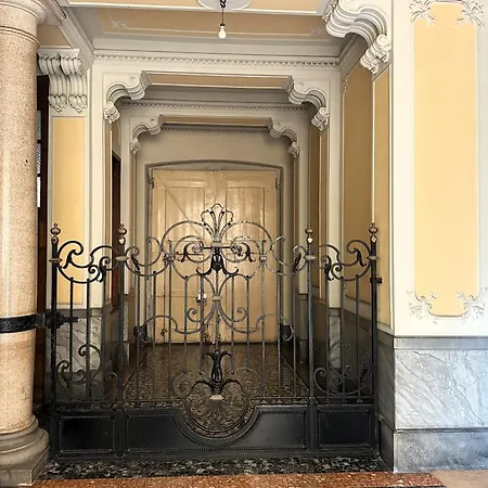 In Historic Building- Porta Venezia 公寓