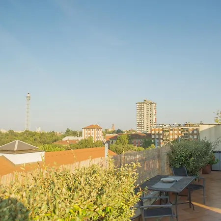 Апартаменты Deluxe Skyline Fantastic View Attic 6-7 Guests, One Bathroom, With Terrace And Pool Near To 2 Metro Lines And Well Connected To Airport And Train Stationand, Easy Parking Nearby *