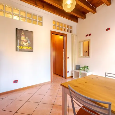 Guest Planet - Rosso - Navigli Area Apartment