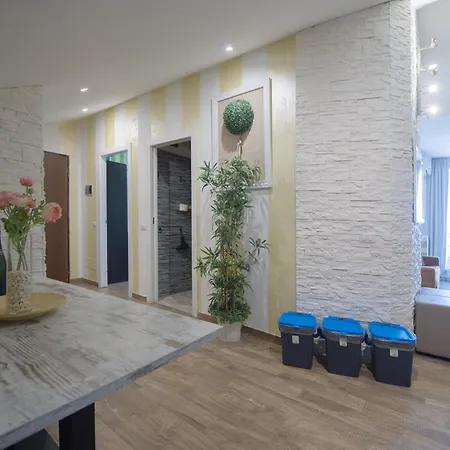 Amazing Attic Max 10 People With Parking & Wifi, Near To 3 Tram Lines And To The Metro - Well Connected To Airports And To The Train Station Mediolan