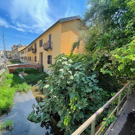 Daire Oasis On Water In The Center Of