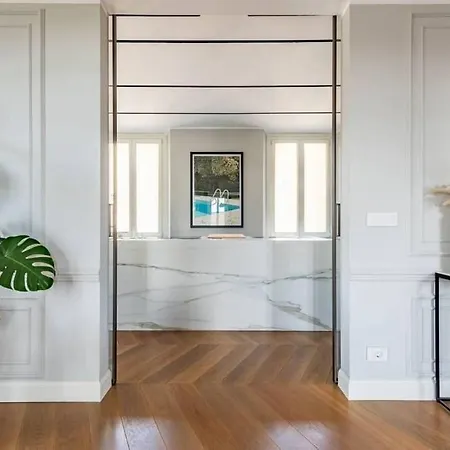 Apartamento Situado En Un Edificio De Principios Del Siglo Xx. *