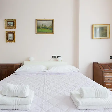 Guesthost - Porta Romana Cozy With Balcony Apartment Milan