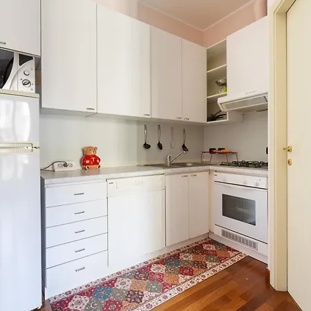 Guesthost - Porta Romana Cozy With Balcony Apartment Milan