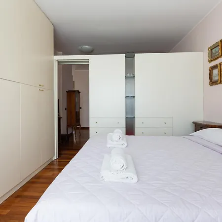 Apartment Guesthost - Porta Romana Cozy With Balcony Milan