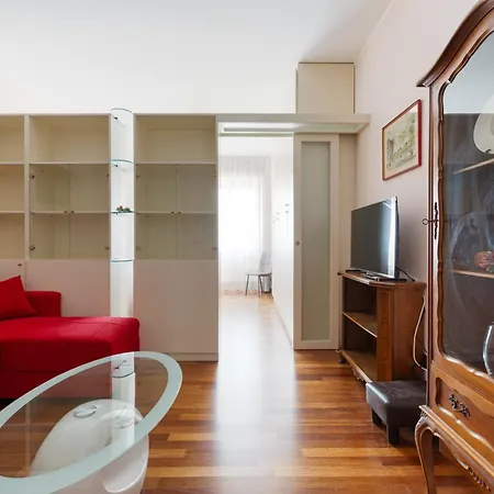 Guesthost - Porta Romana Cozy With Balcony Apartment *