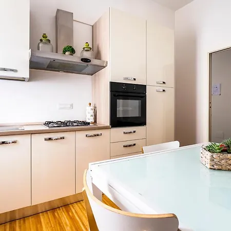 Апартаменты Exclusive 3 Bedrooms Near Duomo Милан