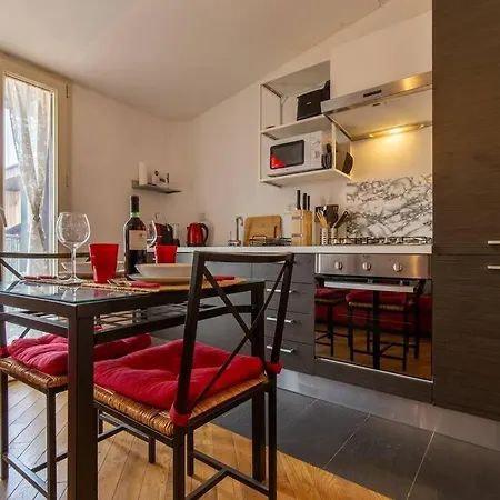Unique & Strategic Flat, 50m From M4 Station Appartement *