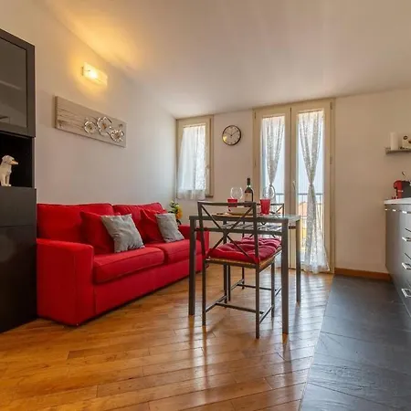 Unique & Strategic Flat, 50m From M4 Station Daire