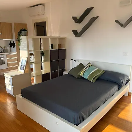 Attico Con Balcone In Centro A Isola Milan