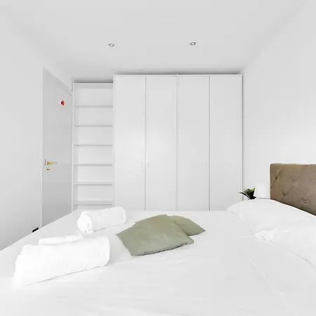 E Luminoso-4 Persone-metro M2 E Navigli Milan