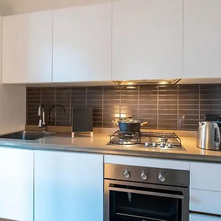 Station, 4-bed With Terrace Apartment