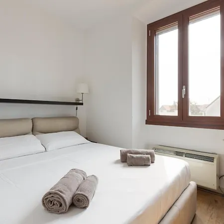 Guesthost - Darsena Navigli - Porta Genova M2 Mediolan