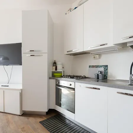 Guesthost - Darsena Navigli - Porta Genova M2 Apartamento