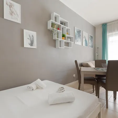 Apartment Guesthost - M1 Gambara Balcony Mailand