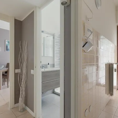 Guesthost - M1 Gambara Balcony Apartment *