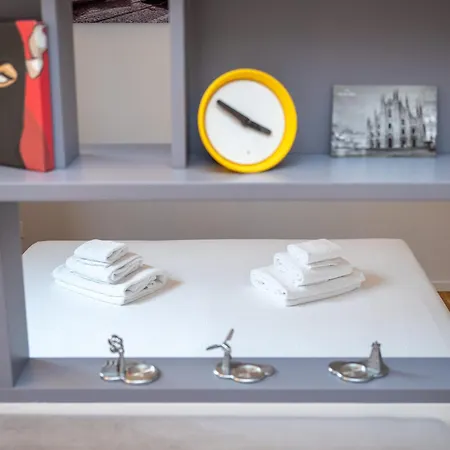 Apartment Keys Of Italy - Melloni 4 / Mustard Revolution Milan