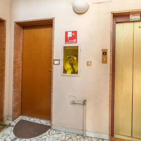 Front Metro Lucania Διαμέρισμα *
