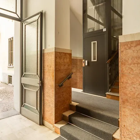 Welcome To The Center Of * Milán